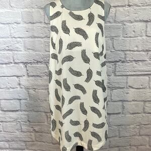 🤩3 for $30 Bundle Deal🤩
H&M feather shift dress
